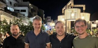 Στιγμές χαλάρωσης για τον Πρωθυπουργό