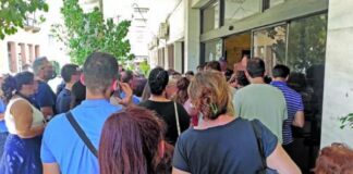 Ξενύχτια και ένταση έξω από τα αστυνομικά τμήματα για ανανέωση ταυτοτήτων – Οργανώνονται διαμαρτυρίες για τις ψηφιακές