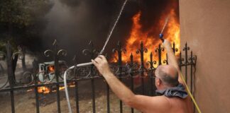Καίγονται σπίτια στην Αγία Παρασκευή – Τρέχει να σωθεί ο κόσμος (βίντεο)