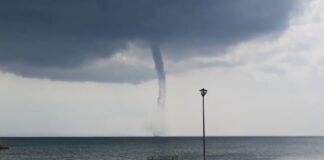 Σπάνιο καιρικό φαινόμενο στο Αιγίνιο – Εμφανίστηκε υδροσίφωνας!