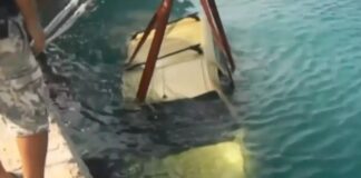 Έπεσε στη θάλασσα μαζί με το ΙΧ από τον καταπέλτη πλοίου – «Με τράβηξε στον βυθό»