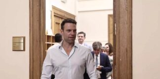 Στη Βουλή ο Στέφανος Κασσελάκης – «Bonjour comment ca va?»