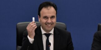 Παπαστεργίου: Έπρεπε γρήγορα να πάμε σε νέες ταυτότητες, κλείνει μια τρύπα στο θέμα της ασφάλειας