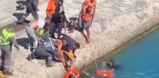 Γυναίκα έπεσε στη θάλασσα ενώ επιβιβαζόταν σε πλοίο