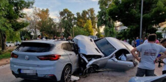 ΙΧ «μπούκαρε» σε παρκάκι και έπεσε σε παρκαρισμένα αυτοκίνητα (βίντεο)