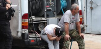 Τρεις ώρες προσπαθούσαν να απεγκλωβίσουν τον νεκρό 27χρονο από το φρεάτιο