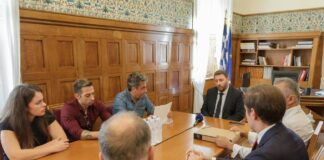 Ο Ανδρουλάκης συναντήθηκε με συγγενείς θυμάτων της τραγωδίας στα Τέμπη