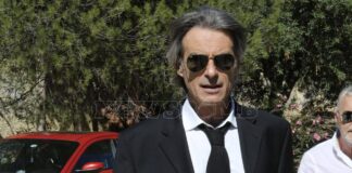 Συγκινημένος στο τελευταίο πάρτι ο πρώην σύντροφoς της Μαίρης Χρονοπούλου