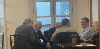 Βόλτα στη Βουλή ο Κασσελάκης – Τα είπε με Μεικόπουλο, Πολάκη, Αποστολάκη και Τζάκρη στο καφενείο