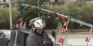 Ντελιβεράς μετέτρεψε το μηχανάκι του σε χριστουγεννιάτικο… έλκηθρο