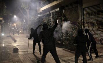 Επεισόδια σε Αθήνα και Θεσσαλονίκη μετά τις πορείες για τον Αλέξανδρο Γρηγορόπουλος – Φωτιές, μολότοφ και προσαγωγές