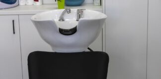 Υπάλληλος στο μαγαζί του «ματάκια» κομμωτή-«Μας έλεγε να πίνουμε συνέχεια νερό για να πηγαίνουμε στην τουαλέτα»
