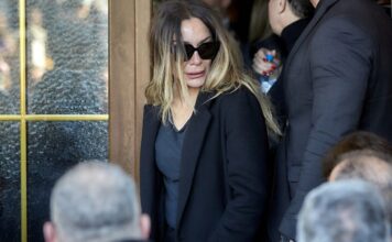 Λύγισε η Βανδή στην κηδεία του Καρρά