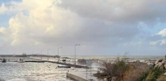 Την παρέσυραν κύματα από τη στεριά και πνίγηκε μπροστά στον άντρα της