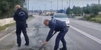Αστυνομικοί «μπάλωσαν» λακκούβα σε δρόμο και τώρα θα περάσουν ΕΔΕ