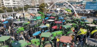 Αγρότες στρατοπέδευσαν στη ΔΕΘ την ώρα που ο Μητσοτάκης ανακοινώνει πρόσθετα μέτρα