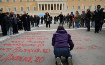 «Συγγνώμη στις οικογένειες των θυμάτων στα Τέμπη – Δεν έδωσα εντολή να σβήσουν τα ονόματα»