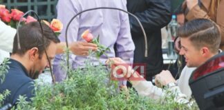 Τριαντάφυλλο που αγόρασε από πλανόδια πωλήτρια προσέφερε ο Κασσελάκης στον Τάιλερ (βίντεο)