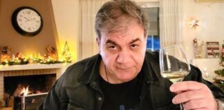 Ο Δημήτρης Σταρόβας για τη μητέρα του: Ήμασταν η π@@@@να με το εξώγαμο, μαζεύανε υπογραφές να μας διώξουν