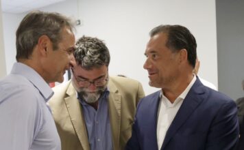 Εκτός τόπου και χρόνου ο Άδωνις: Τα σπίτια κάηκαν γιατί δεν καθαρίστηκαν – Οι διαμαρτυρόμενοι ήταν αριστεροί