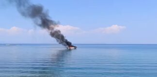 Σκάφος τυλίχθηκε στις φλόγες