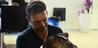 Ο Στέφανος Κασσελάκης υιοθέτησε σκύλο από τις πυρόπληκτες περιοχές