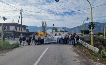 Έκλεισαν τον δρόμο οι μαθητές του Μοσχοχωρίου- Ετοιμάζονται για απεργία πείνας (βίντεο)