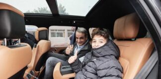 Πιτσιρικάς ζήτησε από τον Μητσοτάκη να μπει στο πρωθυπουργικό αυτοκίνητο