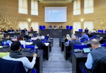 Στο Περιφερειακό Συμβούλιο Θεσσαλίας η υπόθεση των Τεμπών – Παρέμβαση συγγενών θυμάτων και ερωτήματα στον Αγοραστό