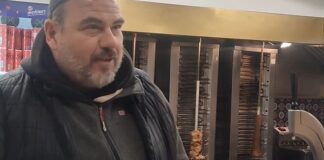 Το «ηρωικό» σουβλαδίτζικο της Σαντορίνης – «Δεν κλείνουμε πρέπει κάπου να φάνε οι άνθρωποι»