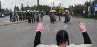 Τέμπη: Η στιγμή που διαδηλώτρια σηκώνει τα χέρια μπροστά στους αστυνομικούς