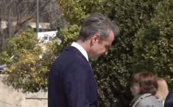 Υπόκλιση του πρωθυπουργού στα ονόματα των θυμάτων των Τεμπών (βίντεο)