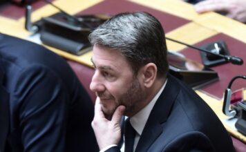 Άγρια κόντρα ΠΑΣΟΚ και ΝΔ για το «Τζάμπα 1 και Τζάμπα 2» του Μητσοτάκη