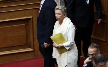 Έλενα Ακρίτα κατά Λιάνα Κανέλλη που παρομοίασε τον Αλέξη Τσίπρα με «χάπια κλιμακτηρίου»