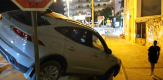Οδηγός έστριψε λάθος και το αυτοκίνητο κατέληξε να αιωρείται