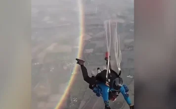 Αλεξιπτωτιστές έκαναν ελεύθερη πτώση με φόντο ουράνιο τόξο σε πλήρη κύκλο: Ο Θοδωρής Κολυδάς εξηγεί το φαινόμενο