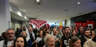 Έφτασαν στην Αθήνα οι 27 Έλληνες που συμμετείχαν στην αποστολή του στολίσκου Sumud