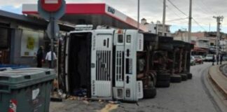 Σοβαρό τροχαίο, ανετράπη νταλίκα που μετέφερε σακιά με χώμα