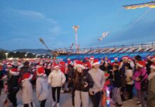 Εκατοντάδες Αη Βασίληδες πλημμύρισαν τους δρόμους του Βόλου για καλό σκοπό (βίντεο)