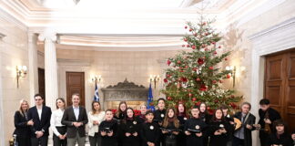 Είπαν τα χριστουγεννιάτικα κάλαντα στον Μητσοτάκη, ντυμένος «Άγιος Βασίλης» ο Πίνατ (βίντεο)