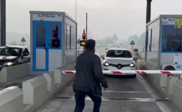 Στα διόδια Αφιδνών οι αγρότες: Η στιγμή που ανοίγουν τις μπάρες