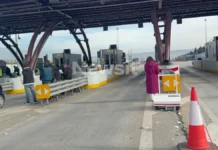 Αγρότες άνοιξαν τα διόδια σε Θεσσαλονίκη, Λάρισα και Καρδίτσα για τους ταξιδιώτες των Χριστουγέννων και μοίρασαν προϊόντα