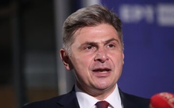 Επιμένει ο Φαραντούρης να κρατήσει την έδρα