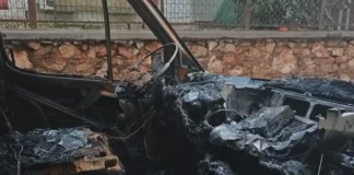 Άγνωστοι έκαψαν τρία αυτοκίνητα και τρία φορτηγά