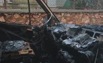 Άγνωστοι έκαψαν τρία αυτοκίνητα και τρία φορτηγά