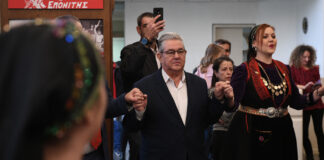 O Κουτσούμπας χόρεψε παραδοσιακούς χορούς και άκουσε τα κάλαντα (βίντεο)