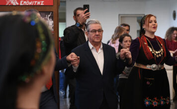 O Κουτσούμπας χόρεψε παραδοσιακούς χορούς και άκουσε τα κάλαντα (βίντεο)