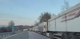 Αγώνας δρόμου για τον εφοδιασμό της αγοράς, εκτελούνται έως και τα μισά δρομολόγια από τα φορτηγά