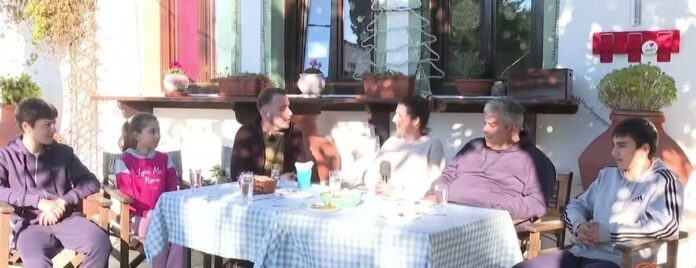 oi-neoi-poy-kratoyn-zontano-to-trikeri-kai-ton-cheimona-1766066912