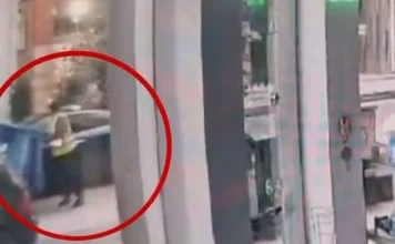 Η στιγμή που αυτοκίνητο πέφτει πάνω σε απορριμματοφόρο τραυματίζοντας έναν εργαζόμενο (βίντεο)